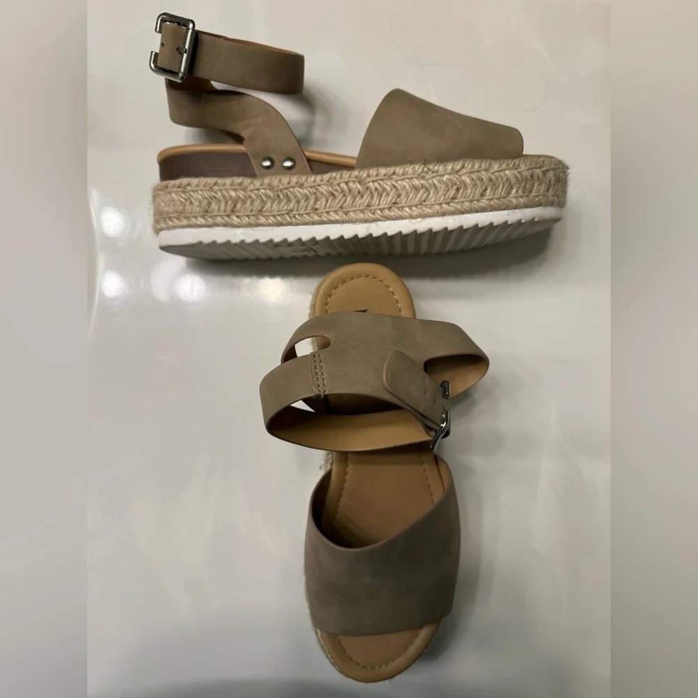 Rue 21 SZ 7M Tan sandals. Ankle strap and 2” platform sole. Great condition